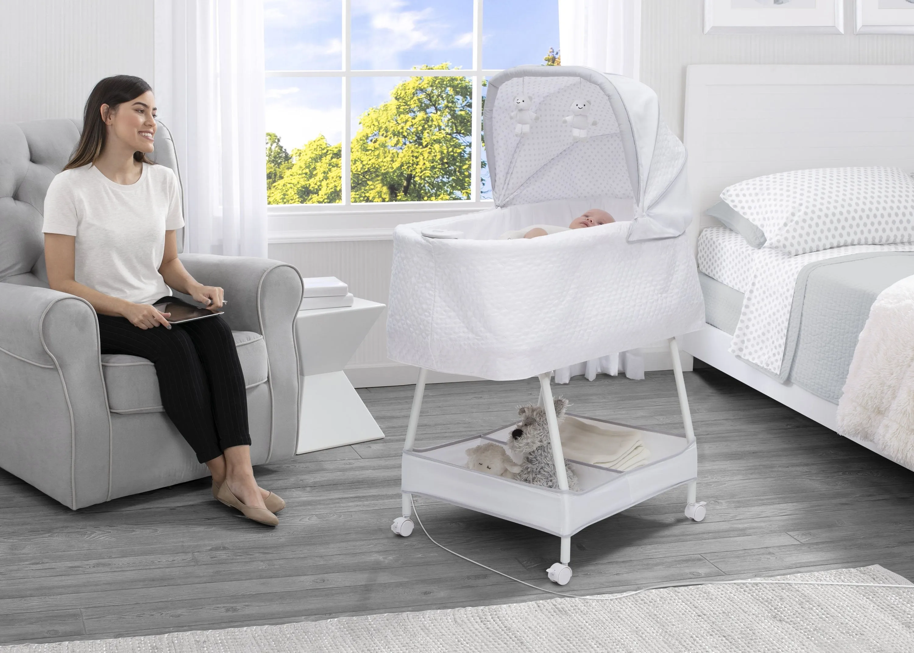 Silent Auto Gliding Elite Bassinet - Odyssey